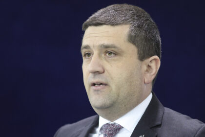 video cu ceasul la mana sau in buzunar radu miruta ironie la adresa lui sorin grindeanu chiar la inaugurarea unei autostrazi 6a7c476b30562