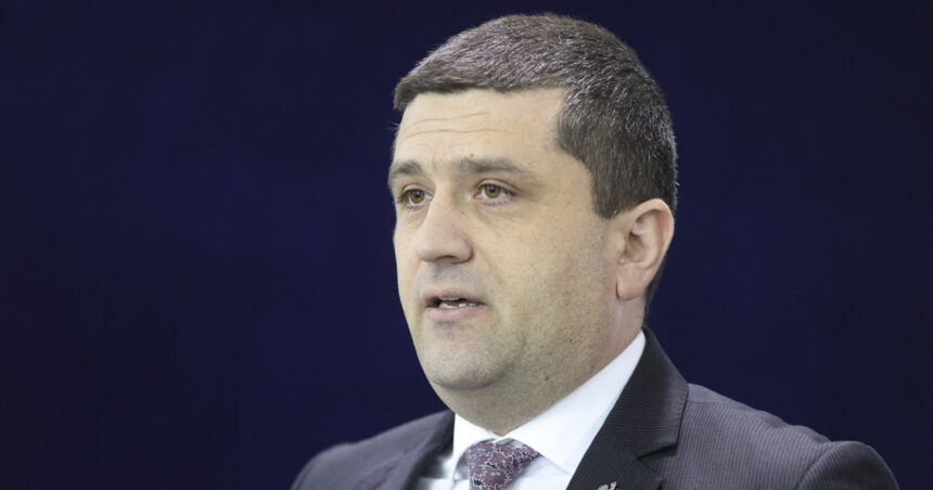 video cu ceasul la mana sau in buzunar radu miruta ironie la adresa lui sorin grindeanu chiar la inaugurarea unei autostrazi 6a7c476b30562