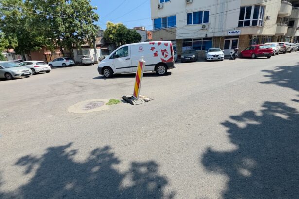 video foto la un pas de un nou incident in constanta dupa masina inghitita de asfalt o alta groapa zace de o luna pe strada olteniei 6a7e38737502d