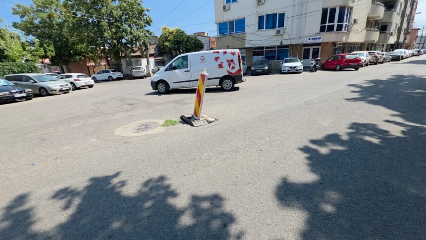 video foto la un pas de un nou incident in constanta dupa masina inghitita de asfalt o alta groapa zace de o luna pe strada olteniei 6a7e38737502d