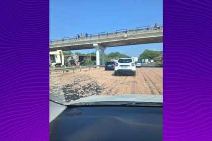 video haos pe a1 bucuresti pitesti un tir incarcat cu carne de pui a lovit un picior de pod iar marfa s a imprastiat pe sosea 6a7c4062123b1