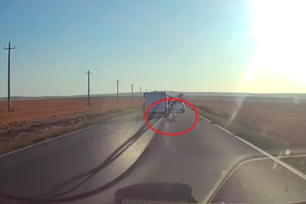 video imagini socante un copil a cazut dintr o masina aflata in mers in tulcea trecea un tir 6a7adb2d96fed
