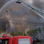 video incendiu langa rafinaria lukoil din ploiesti arde un depozit de 1 000 de metri patrati a fost emis mesaj ro alert 6a857e75b1b8c