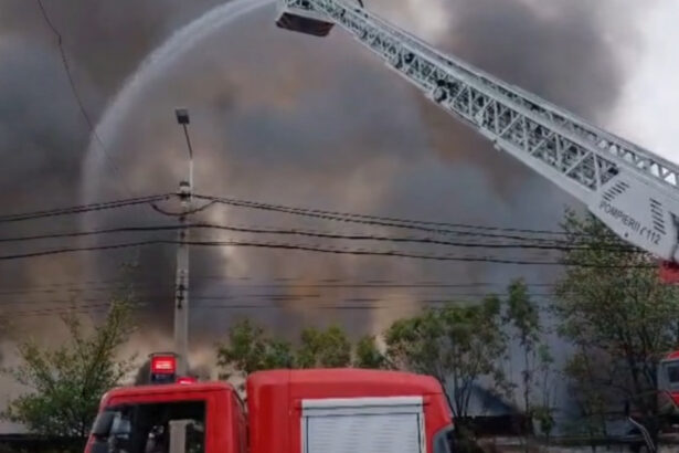 video incendiu langa rafinaria lukoil din ploiesti arde un depozit de 1 000 de metri patrati a fost emis mesaj ro alert 6a857e75b1b8c