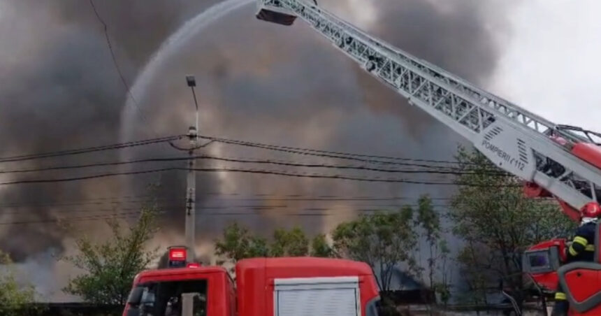 video incendiu langa rafinaria lukoil din ploiesti arde un depozit de 1 000 de metri patrati a fost emis mesaj ro alert 6a857e75b1b8c