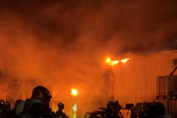 video incendiu puternic la o hala din sectorul 1 al capitalei pompierii intervin cu peste 20 de autospeciale a fost emis mesaj ro alert 6a7ea41935378