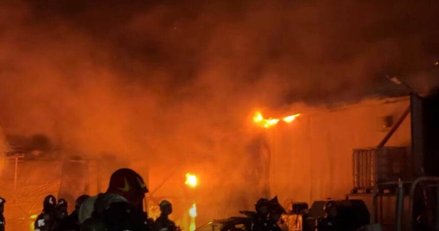 video incendiu puternic la o hala din sectorul 1 al capitalei pompierii intervin cu peste 20 de autospeciale a fost emis mesaj ro alert 6a7ea41935378