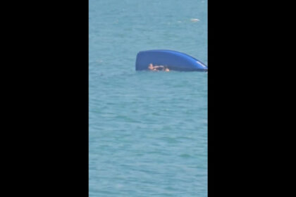 video incident in statiunea saturn o barca cu cinci persoane s a rasturnat in marea neagra turistii au fost salvati 6a8b07335748a