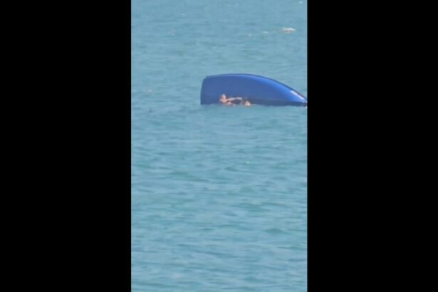 video incident in statiunea saturn o barca cu cinci persoane s a rasturnat in marea neagra turistii au fost salvati 6a8b07335748a