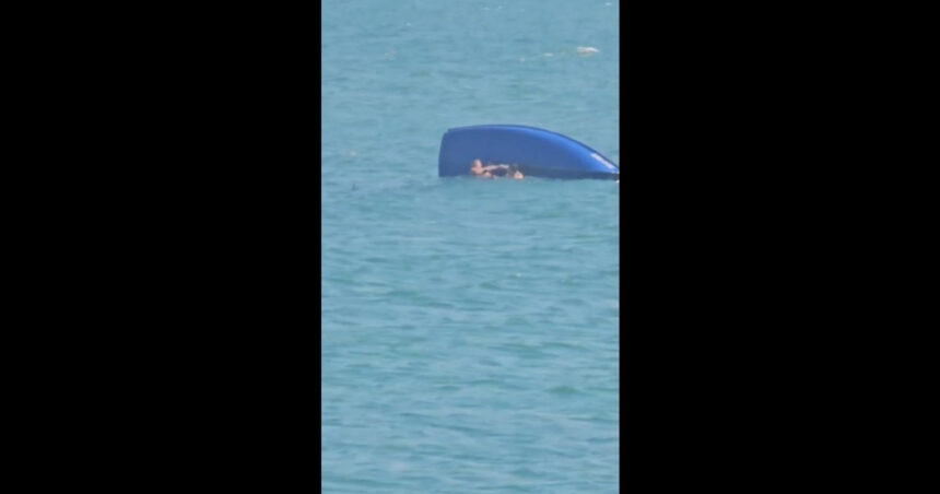 video incident in statiunea saturn o barca cu cinci persoane s a rasturnat in marea neagra turistii au fost salvati 6a8b07335748a