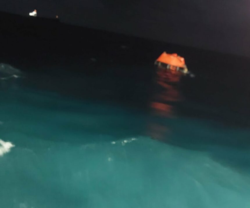 video interventie dramatica in largul marii negre zona sfantu gheorghe persoane salvate dupa ce nava pe care se aflau a luat foc si s a scufundat 6a909152b6171