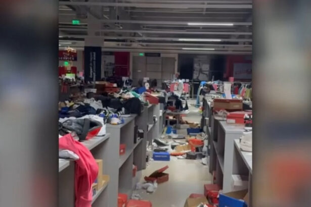 video magazinul unui brand care pleaca din romania devastat dupa ce a anuntat reduceri de 50 pare ca a fost vizitat de o tornada 6a84a46c97be0