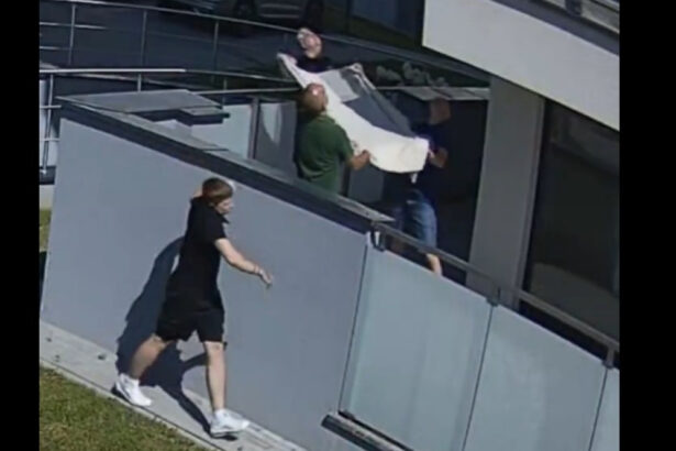 video o chestiune de secunde momentul in care trei polonezi reusesc sa prinda intr o patura un copil care cade de la etajul 5 al unui bloc 6a7ac844a7575