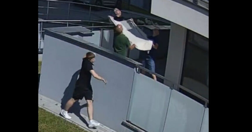 video o chestiune de secunde momentul in care trei polonezi reusesc sa prinda intr o patura un copil care cade de la etajul 5 al unui bloc 6a7ac844a7575