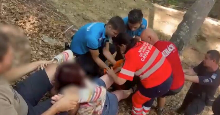 video o turista si a fracturat glezna pe munte si nu s a mai putut deplasa a fost salvata de jandarmii montani 6a7b4a4af0b05