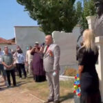 video peste 100 de oameni au participat la dezvelirea bustului generalului decedat radu theodoru fost suspect intr un dosar de tradare 6a8bfd4a8f048