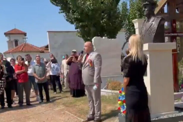 video peste 100 de oameni au participat la dezvelirea bustului generalului decedat radu theodoru fost suspect intr un dosar de tradare 6a8bfd4a8f048
