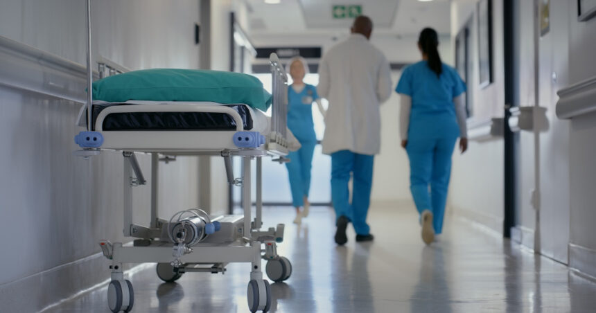 video scandal la spitalul din slatina o infirmiera a fost lovita de mai multe ori de o pacienta si de sotul ei politia a deschis ancheta 6a79b983290d6