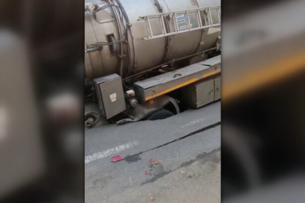 video scene incredibile in buzau o autospeciala a companiei de apa a cazut intr o groapa aparuta in asfalt ce a provocat surparea 6a9585234c184
