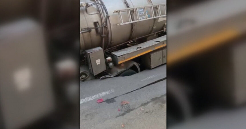 video scene incredibile in buzau o autospeciala a companiei de apa a cazut intr o groapa aparuta in asfalt ce a provocat surparea 6a9585234c184
