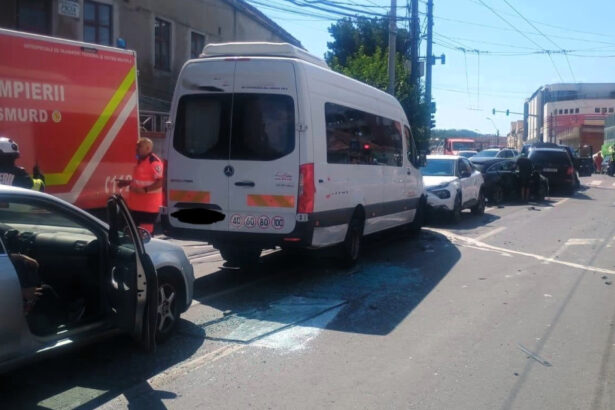 video soferul autobuzului care a lovit 12 masini in medias beat la volan 22 de persoane au fost implicate patru au ajuns la spital 6a8712b2908c0