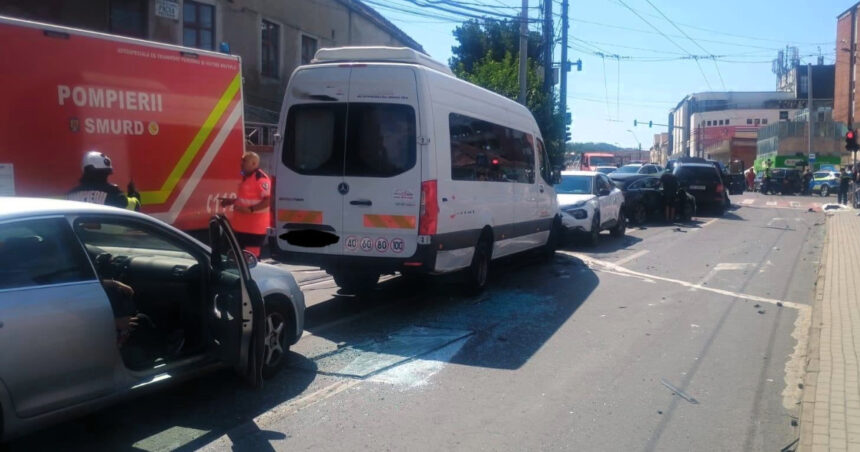 video soferul autobuzului care a lovit 12 masini in medias beat la volan 22 de persoane au fost implicate patru au ajuns la spital 6a8712b2908c0