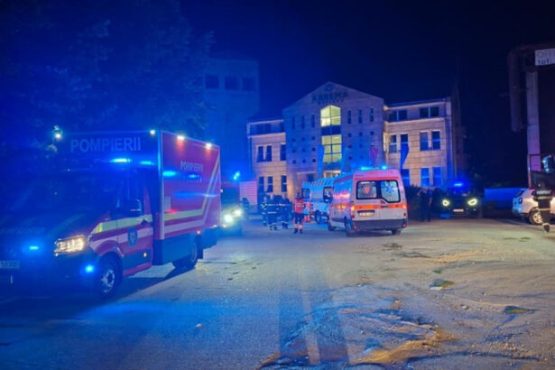 video trei pacienti intoxicati cu fum la arad dupa un incendiu pornit de la ziare aprinse intr un centru medical 6a8a96b34a633