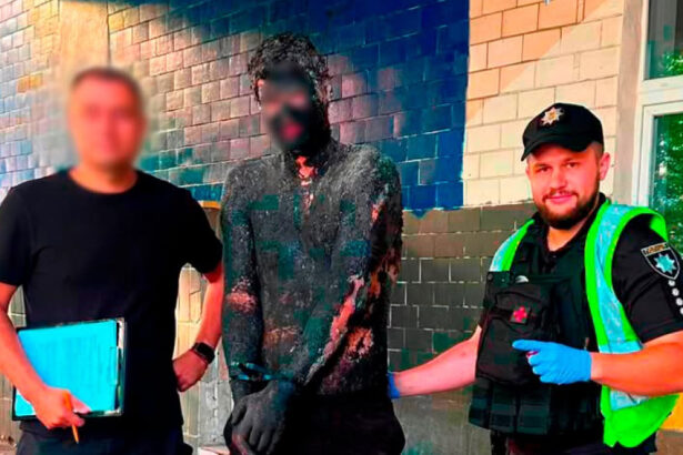 videofoto metoda inedita de camuflaj un hot din kiev s a uns cu smoala pentru a deveni invizibil politistii l au curatat in 5 ore 6a8166bfaae22