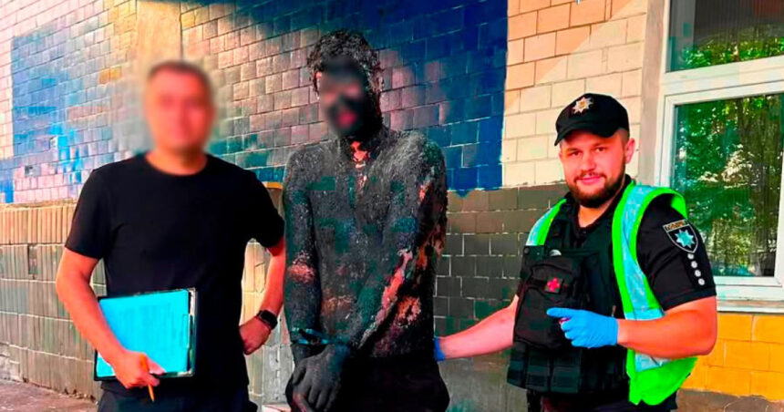 videofoto metoda inedita de camuflaj un hot din kiev s a uns cu smoala pentru a deveni invizibil politistii l au curatat in 5 ore 6a8166bfaae22