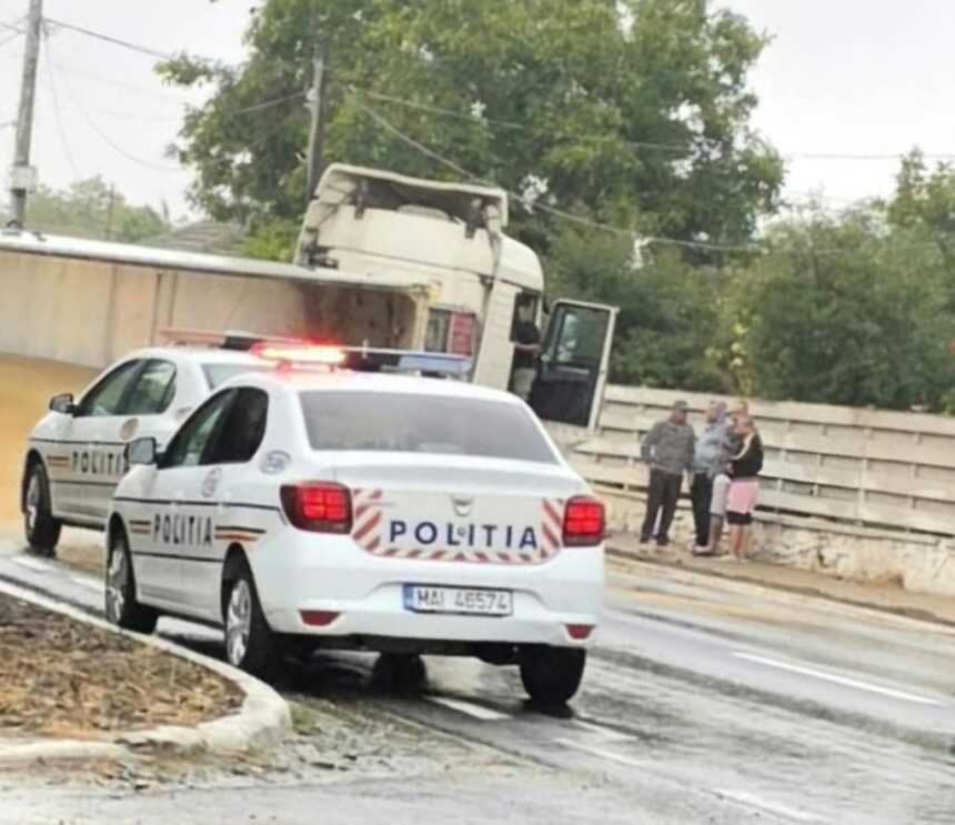 accident grav la nicolae balcescu camion incarcat cu cereale rasturnat pe sosea o femeie insarcinata ranita 6aa68dd772b68