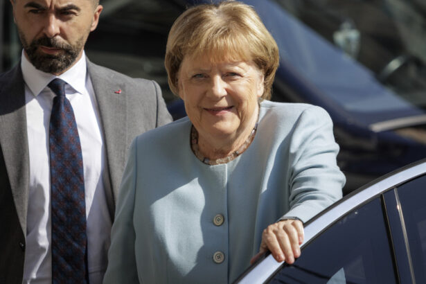 angela merkel trebuie sa cheltuim mai mult pentru aparare ce spune fostul cancelar despre un rol de emisar in relatia cu putin 6a97df8d0dcd1