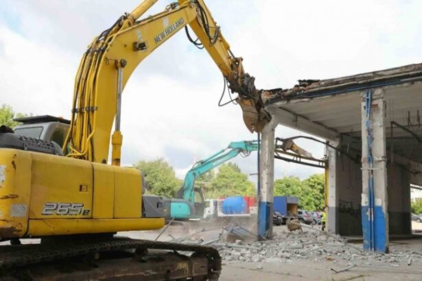 au inceput lucrarile de demolare la fostul sediu rar din constanta pe teren va fi amenajat un parc 6aa81a30941bd