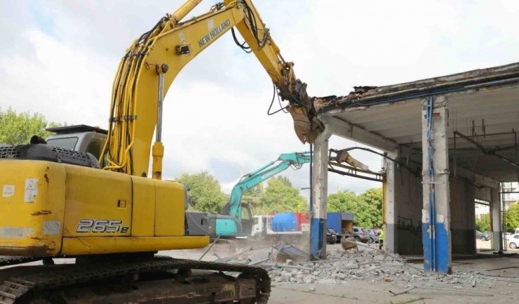 au inceput lucrarile de demolare la fostul sediu rar din constanta pe teren va fi amenajat un parc 6aa81a30941bd