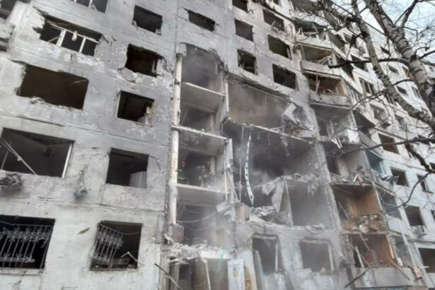 bloc lovit de o bomba ghidata ruseasca in harkiv au fost ranite 22 de persoane inclusiv copii 6aba1ac2ecb84