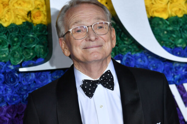 creatorul de moda bob mackie a murit la varsta de 87 de ani designerul a fost faimos pentru colaborarile cu cher si elton john 6aaae552371e7