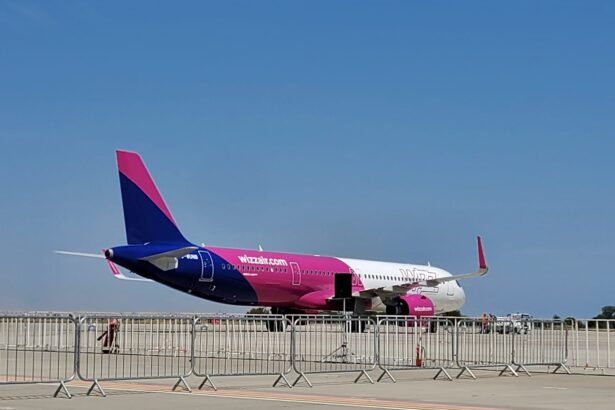decolare oprita in ultimul moment dupa ce o stewardesa a facut o descoperire la una dintre ferestre avionul urma sa plece spre constanta 6aafb3905c43d