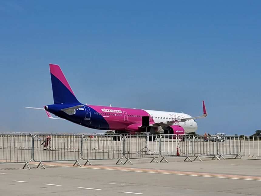 decolare oprita in ultimul moment dupa ce o stewardesa a facut o descoperire la una dintre ferestre avionul urma sa plece spre constanta 6aafb3905c43d