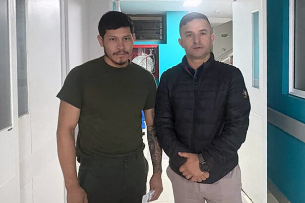 evadare incredibila in columbia cu mainile legate un soldat si a dezarmat paznicul s a aruncat in rau si a fugit 4 zile prin munti 6aa12de907f00