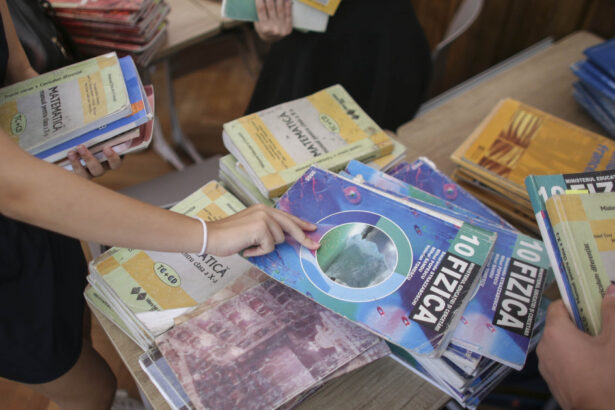 exclusiv elevii de clasa a ix a incep liceul fara manuale ministrul educatiei spune cand vor fi gata avem forma digitala 6a9d0f63632a3