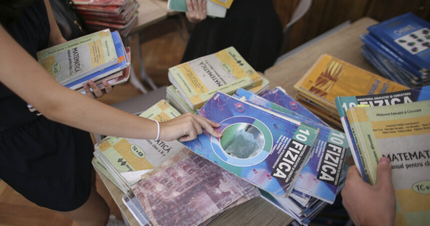 exclusiv elevii de clasa a ix a incep liceul fara manuale ministrul educatiei spune cand vor fi gata avem forma digitala 6a9d0f63632a3