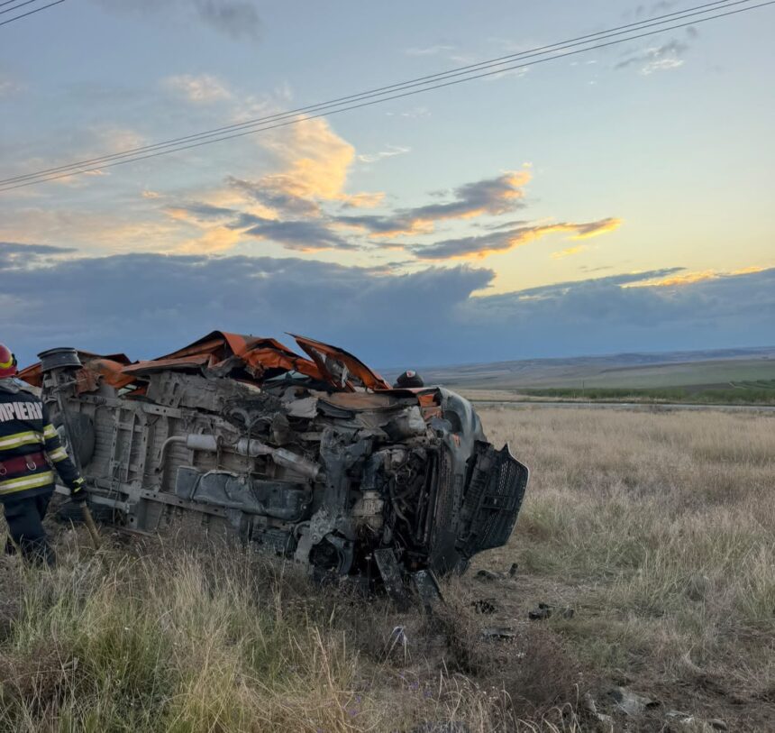 foto accident rutier la intrare in localitatea sacele microbuz rasturnat in afara carosabilului mai multe victime 6ab2b1aa52332