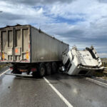 foto accident rutier pe centura sucevei soferul unui autocamion preluat de un echipaj smurd 6a9c4a54aa1ce