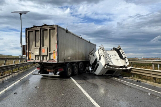 foto accident rutier pe centura sucevei soferul unui autocamion preluat de un echipaj smurd 6a9c4a54aa1ce