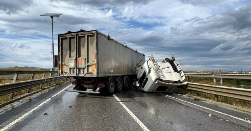 foto accident rutier pe centura sucevei soferul unui autocamion preluat de un echipaj smurd 6a9c4a54aa1ce