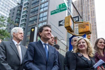 foto nicusor dan a dezvelit placuta the queen marie of romania corner si s a intalnit cu romanii din new york 6ab2a242cd432