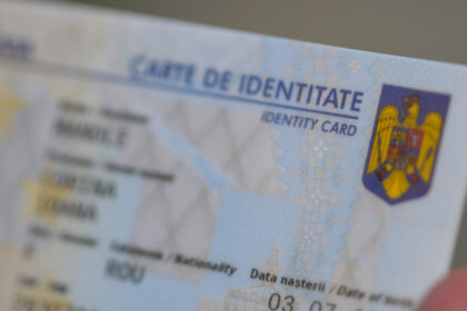 functionar de la evidenta persoanelor arestat la domiciliu este acuzat ca primea bani pentru a emite sau modifica acte de identitate 6a9ad5ac8b04d