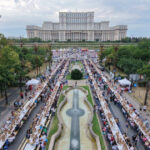 galerie foto bucurestiul a intrat in cartea recordurilor 20 000 de oameni s au asezat la cea mai lunga masa din lume a fost o mare sufragerie 6aa5b9908e43f