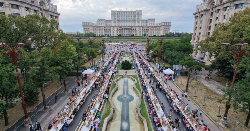 galerie foto bucurestiul a intrat in cartea recordurilor 20 000 de oameni s au asezat la cea mai lunga masa din lume a fost o mare sufragerie 6aa5b9908e43f