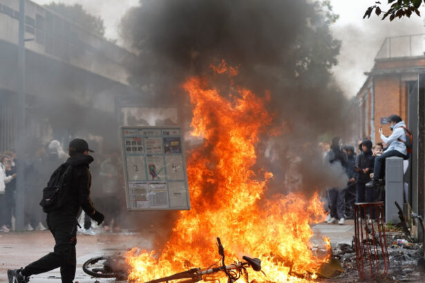 galerie foto haos la protestele elevilor din franta violente si confruntari cu politia peste 200 de persoane au fost arestate 6abbe76c0fb84