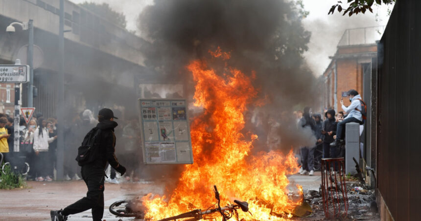 galerie foto haos la protestele elevilor din franta violente si confruntari cu politia peste 200 de persoane au fost arestate 6abbe76c0fb84